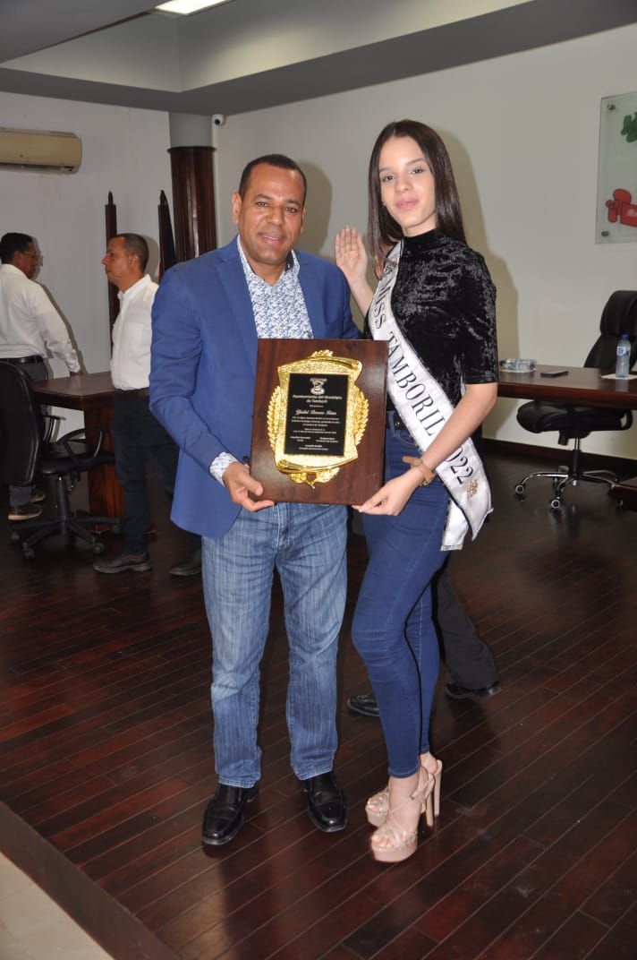 Miss Tamboril Yuribel Barrera Reina, recibió una placa de reconocimiento por parte de la alcaldía, de manos de Anyolino Germosén, alcalde municipal.